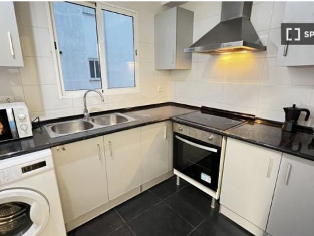 Se alquila habitación en piso compartido de 5 habitaciones en La Vega Baixa, solo profesionales