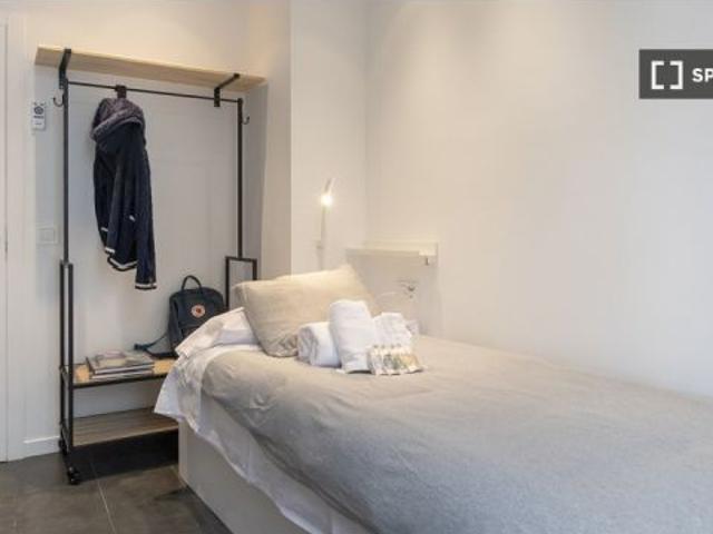 Se alquila habitación en piso compartido de 5 habitaciones en La Xerea