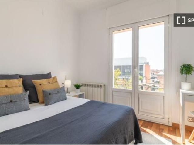 Se alquila habitación en piso compartido de 5 habitaciones en Les Tres Torres