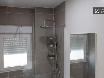 Se alquila habitación en piso compartido de 5 habitaciones en Puerta Bonita, todos los gastos inclui