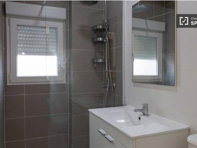 Se alquila habitación en piso compartido de 5 habitaciones en Puerta Bonita, todos los gastos inclui