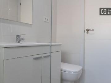 Se alquila habitación en piso compartido de 5 habitaciones en Puerta Bonita, todos los gastos inclui