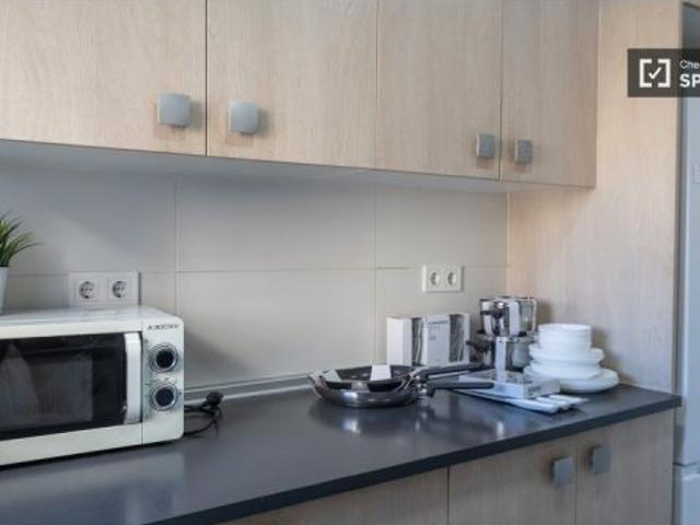 Se alquila habitación en piso compartido de 5 habitaciones en Puerta Bonita, todos los gastos inclui