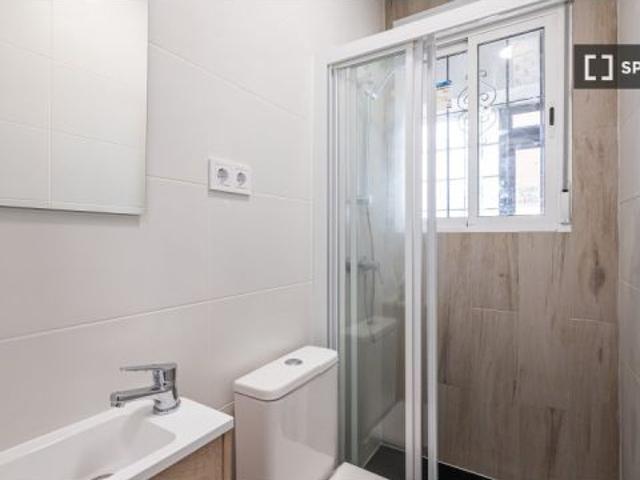 Se alquila habitación en piso compartido de 5 habitaciones en Puerta del Ángel, gastos incluidos