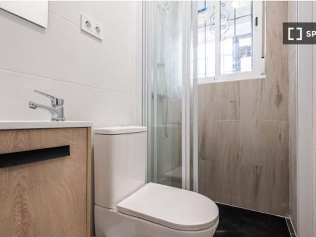 Se alquila habitación en piso compartido de 5 habitaciones en Puerta del Ángel, gastos incluidos
