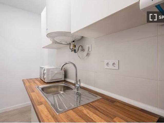 Se alquila habitación en piso compartido de 5 habitaciones en Puerta del Ángel, gastos incluidos