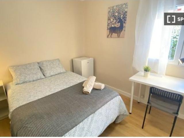 Se alquila habitación en piso compartido de 5 habitaciones en Palomeras Bajas