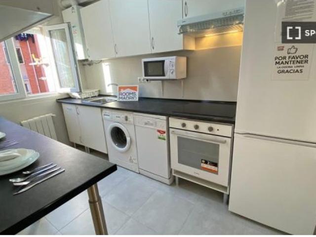 Se alquila habitación en piso compartido de 5 habitaciones en Palomeras Bajas