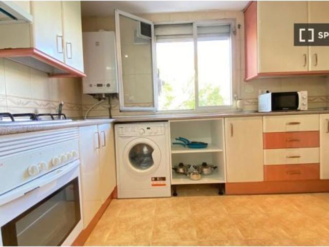 Se alquila habitación en piso compartido de 5 habitaciones en Palomeras Bajas, no parejas