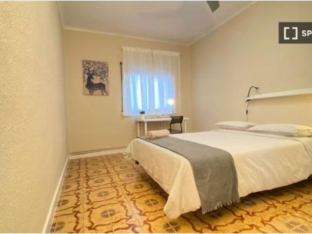 Se alquila habitación en piso compartido de 5 habitaciones en Palomeras Bajas, solo profesionales y