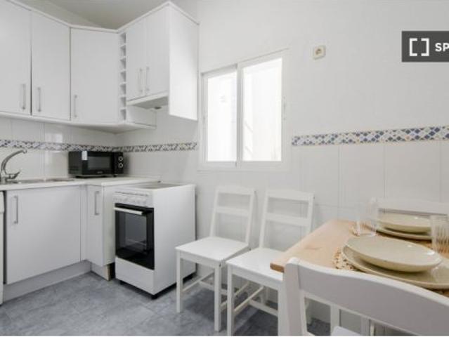 Se alquila habitación en piso compartido de 5 habitaciones en Palacio