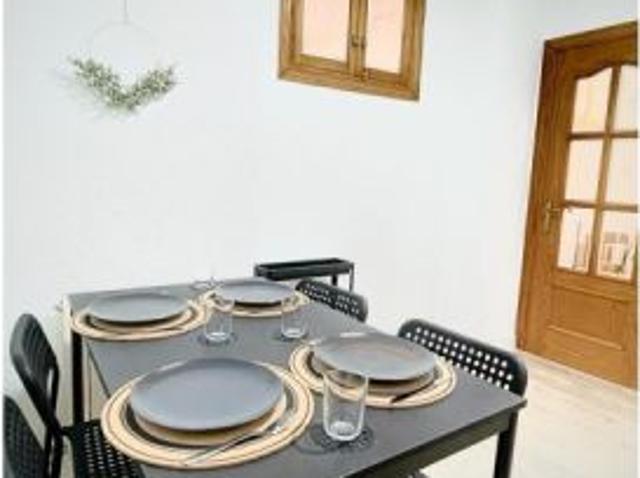 Se alquila habitación en piso compartido de 5 habitaciones en Palacio, gastos incluidos