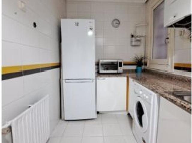 Se alquila habitación en piso compartido de 5 habitaciones en Palacio, perfecta para profesionales