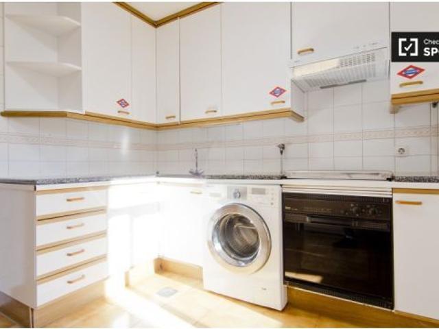 Se alquila habitación en piso compartido de 5 habitaciones en Peñagrande, solo profesionales y estud