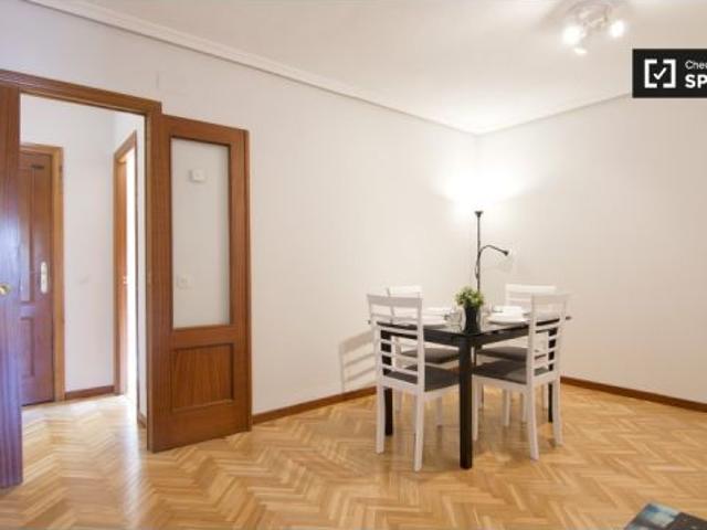 Se alquila habitación en piso compartido de 5 habitaciones en Peñagrande, solo profesionales y estud