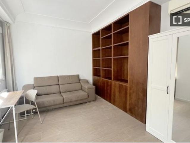 Se alquila habitación en piso compartido de 5 habitaciones en Russafa
