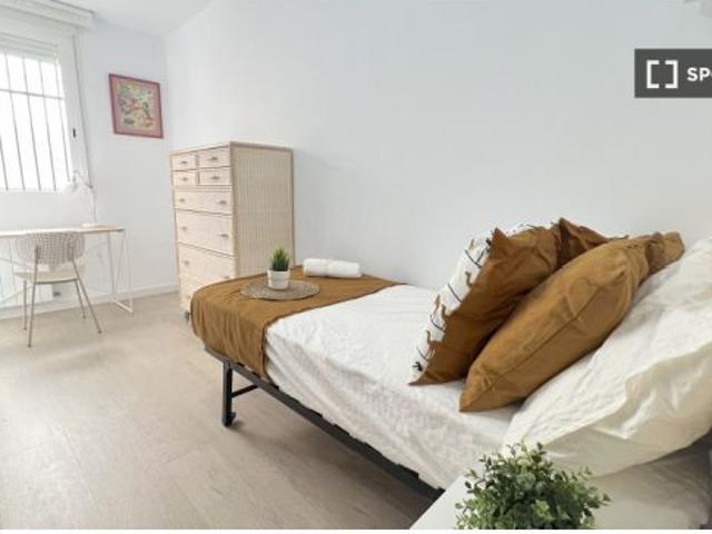 Se alquila habitación en piso compartido de 5 habitaciones en Russafa