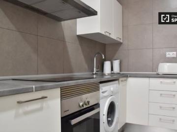 Se alquila habitación en piso compartido de 5 habitaciones en Russafa, solo estudiantes
