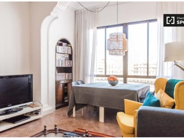 Se alquila habitación en piso compartido de 5 habitaciones en Russafa, perfecta para profesionales y