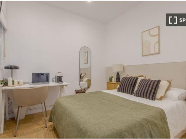 Se alquila habitación en piso compartido de 5 habitaciones en Ríos Rosas, incluye todos los gastos