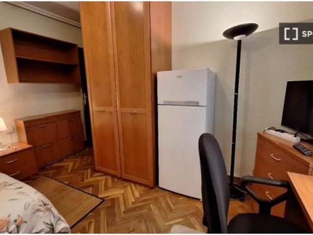 Se alquila habitación en piso compartido de 5 habitaciones en Salamanca, gastos incluidos, sólo para