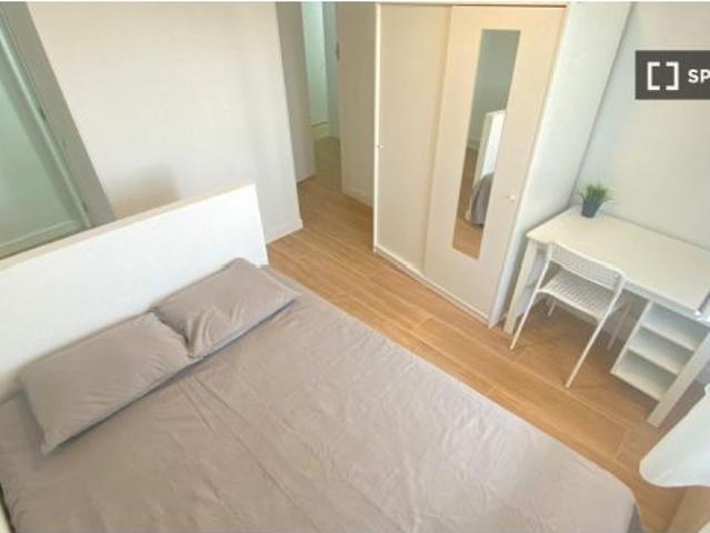 Se alquila habitación en piso compartido de 5 habitaciones en San Andrés