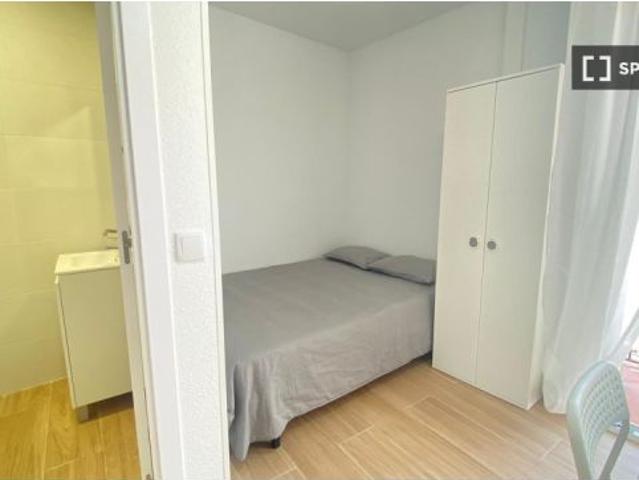 Se alquila habitación en piso compartido de 5 habitaciones en San Andrés