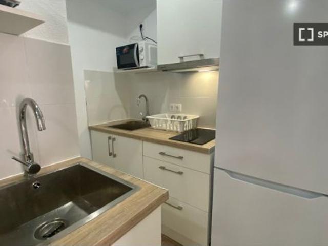 Se alquila habitación en piso compartido de 5 habitaciones en San Andrés