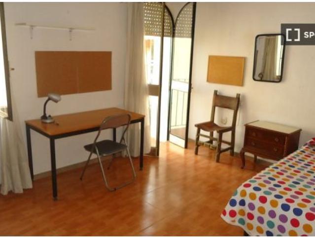 Se alquila habitación en piso compartido de 5 habitaciones en San Miguel Capuchinos