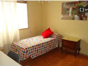 Se alquila habitación en piso compartido de 5 habitaciones en San Miguel Capuchinos