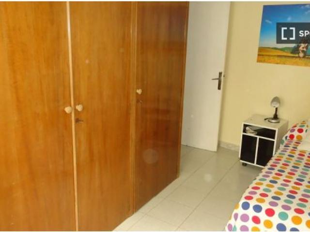 Se alquila habitación en piso compartido de 5 habitaciones en San Miguel Capuchinos