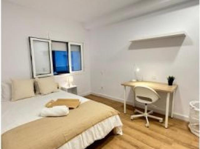 Se alquila habitación en piso compartido de 5 habitaciones en Triana