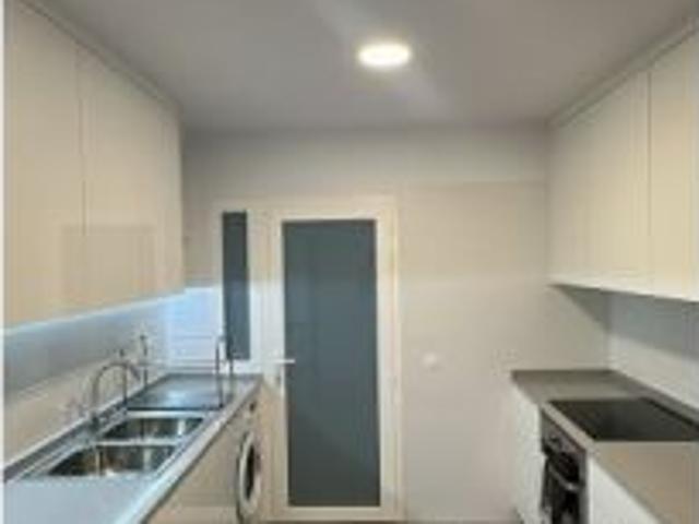 Se alquila habitación en piso compartido de 5 habitaciones en Triana