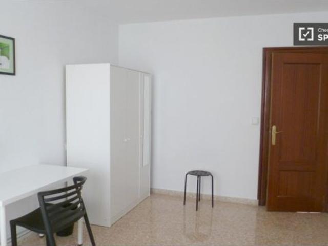 Se alquila habitación en piso compartido de 5 habitaciones en Zaragoza, todos los gastos incluidos