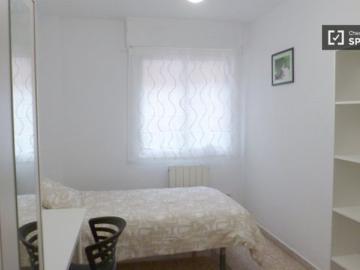 Se alquila habitación en piso compartido de 5 habitaciones en Zaragoza, todos los gastos incluidos