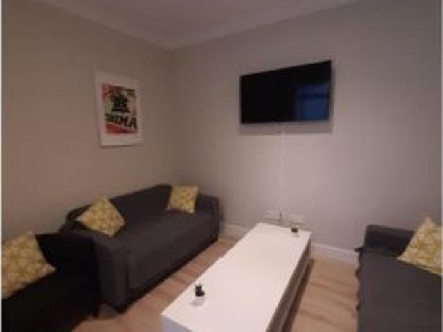Se alquila habitación en piso compartido de 5 habitaciones en Zaragoza