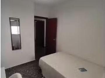 Se alquila habitación en piso compartido de 5 habitaciones en.