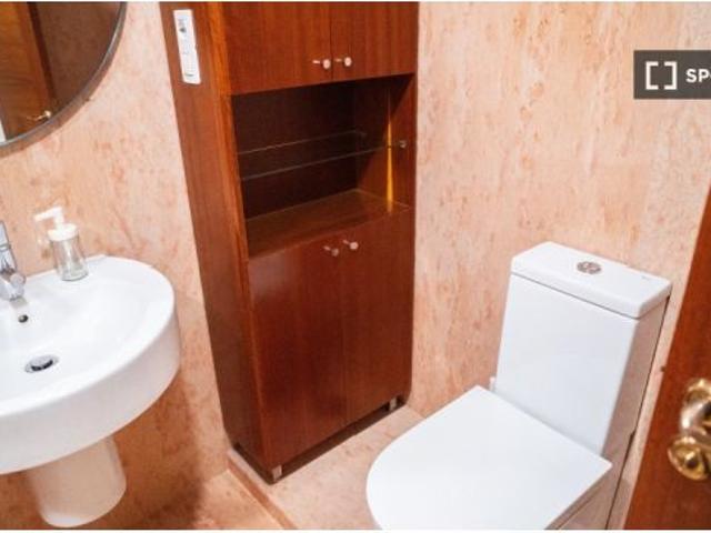 Se alquila habitación en piso compartido de 6 habitaciones en Murcia, gastos incluidos