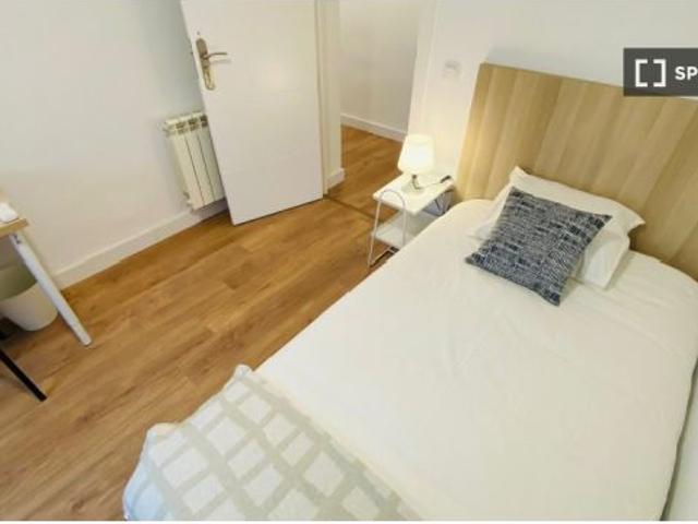 Se alquila habitación en piso compartido de 6 habitaciones en Numancia, profesionales y estudiantes