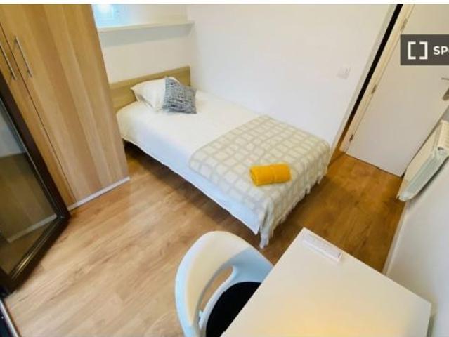 Se alquila habitación en piso compartido de 6 habitaciones en Numancia, profesionales y estudiantes