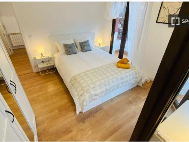 Se alquila habitación en piso compartido de 6 habitaciones en Numancia, profesionales y estudiantes