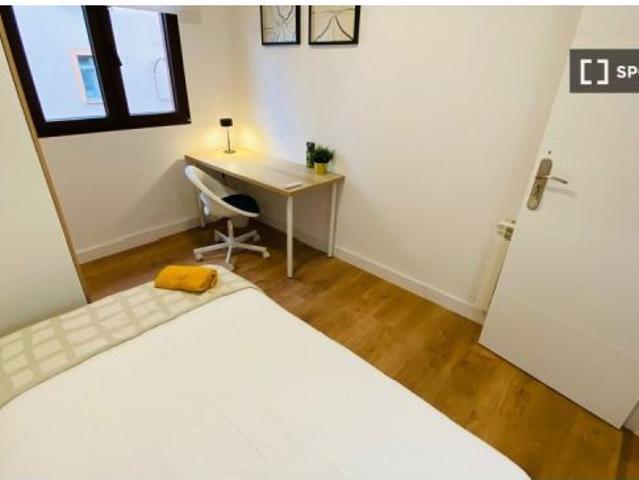 Se alquila habitación en piso compartido de 6 habitaciones en Numancia, profesionales y estudiantes