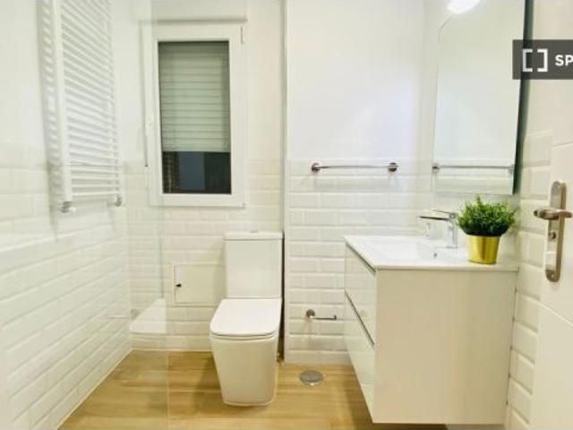 Se alquila habitación en piso compartido de 6 habitaciones en Numancia, profesionales y estudiantes