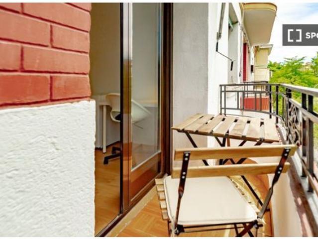 Se alquila habitación en piso compartido de 6 habitaciones en Numancia, solo profesionales