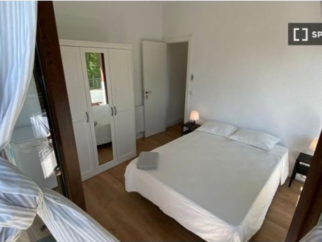 Se alquila habitación en piso compartido de 6 habitaciones en Numancia, solo profesionales
