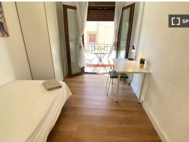 Se alquila habitación en piso compartido de 6 habitaciones en Numancia, solo profesionales