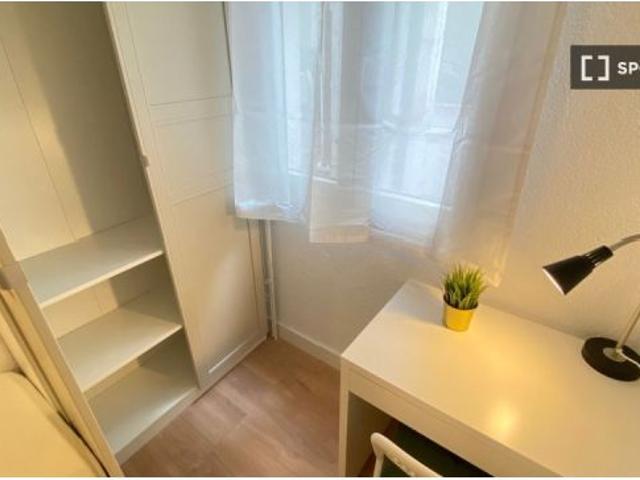 Se alquila habitación en piso compartido de 6 habitaciones en Numancia, solo profesionales