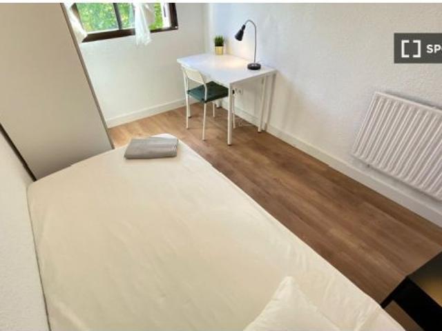 Se alquila habitación en piso compartido de 6 habitaciones en Numancia, solo profesionales