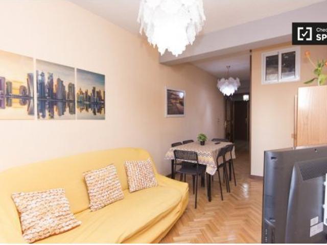 Se alquila habitación en piso compartido de 6 habitaciones en Alcalá de Henares, perfecta para profe