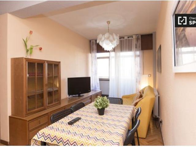 Se alquila habitación en piso compartido de 6 habitaciones en Alcalá de Henares, perfecta para profe